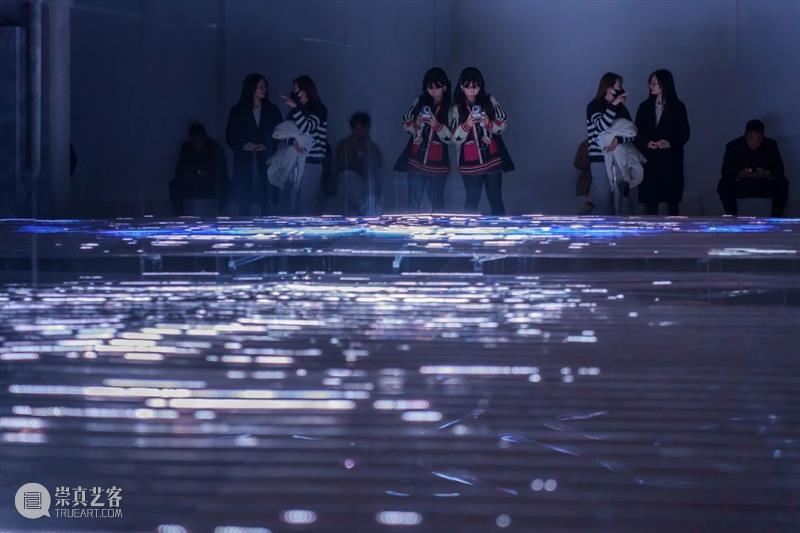 她用AI人工智能在上海生成了一片“光之海” 崇真艺客