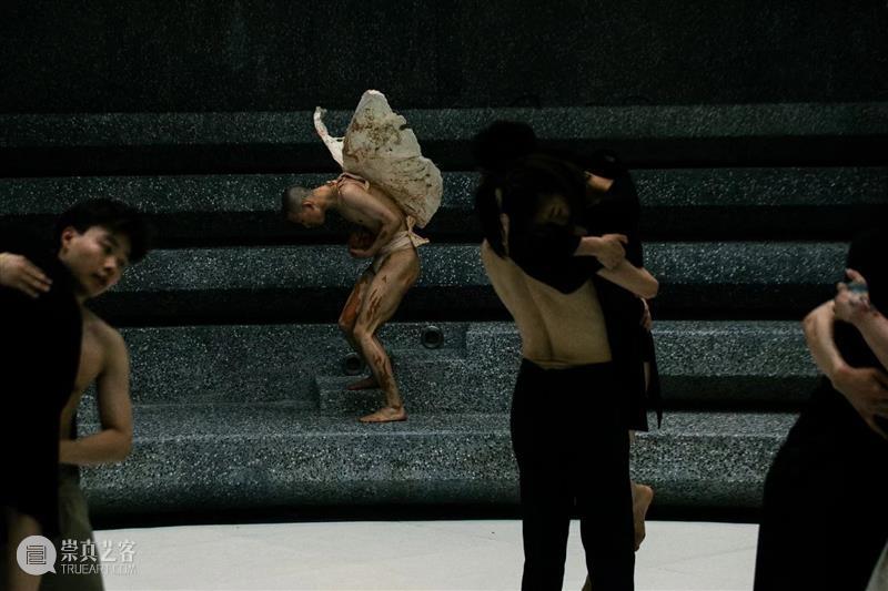 幻灭的现实、荒诞的想象，构成她野蛮生长的黑色旋律  上海国际舞蹈中心剧场 崇真艺客