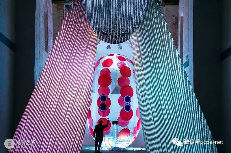 巨大的充气角色带领游客踏上 ENESS 装置的沉思之旅 博文精选 中国公共艺术网 崇真艺客