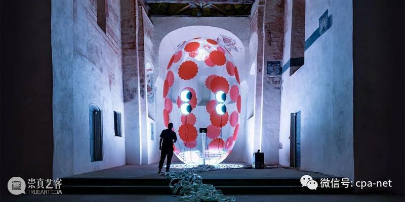 巨大的充气角色带领游客踏上 ENESS 装置的沉思之旅 博文精选 中国公共艺术网 崇真艺客