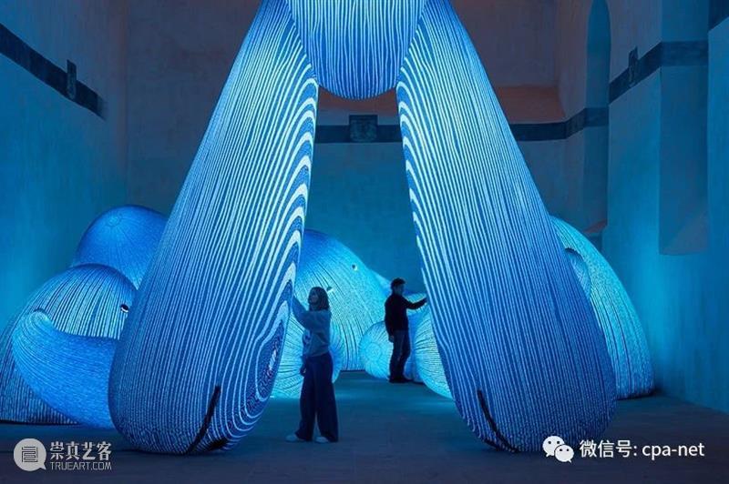 巨大的充气角色带领游客踏上 ENESS 装置的沉思之旅 博文精选 中国公共艺术网 崇真艺客