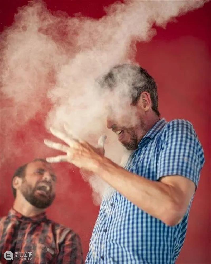 舞台上和观众玩游戏?这位瑞士编导也太会玩了吧 崇真艺客
