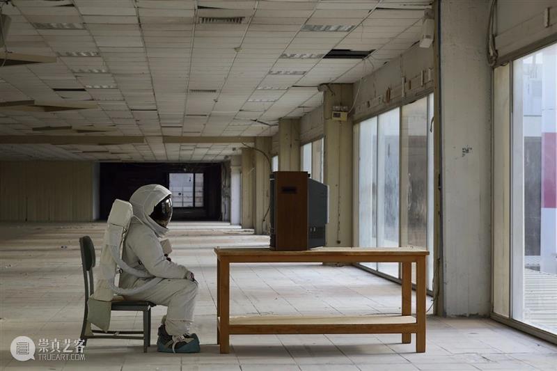 正在展出 | 里森北京 | 劳伦斯·韦纳 (Lawrence Weiner) & 约翰·亚康法 (John Akomfrah) 崇真艺客