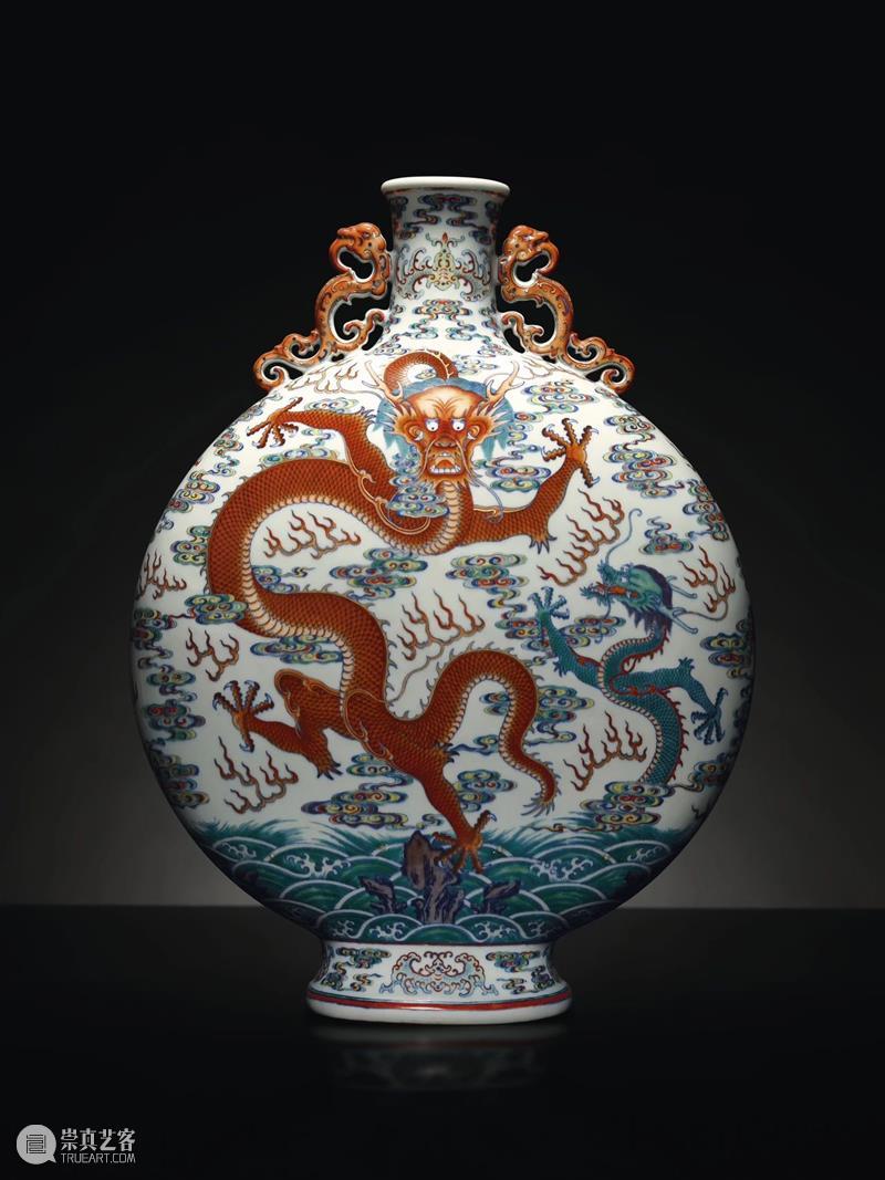 清乾隆斗彩苍龙教子图夔龙耳抱月瓶过亿港元成交！中国瓷器及工艺品春拍捷报频传，古今网拍延续精彩 崇真艺客