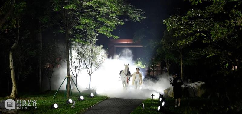 聚焦丨广州美术学院毕业季开幕式打造高质量跨媒体光影时装秀 崇真艺客