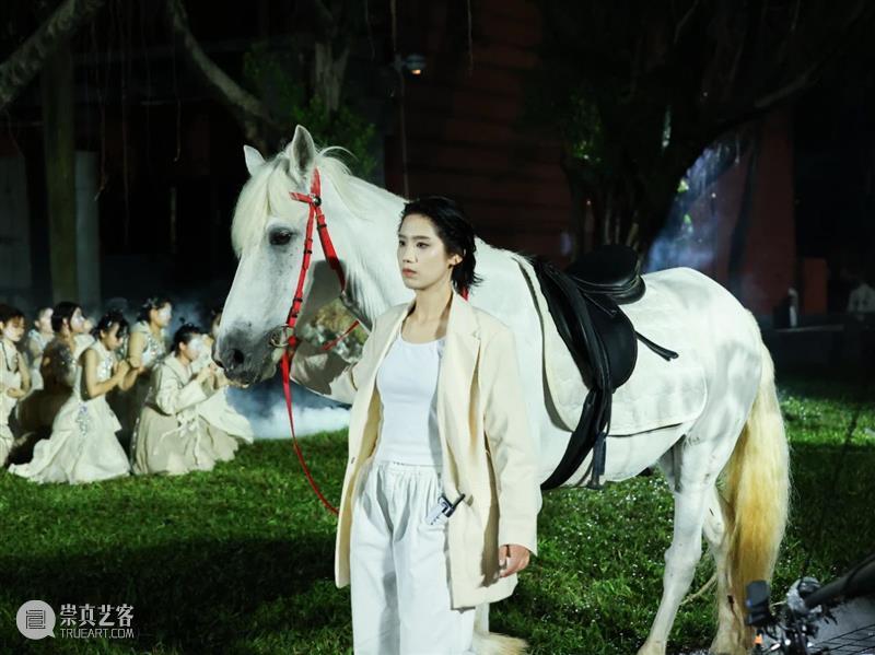 聚焦丨广州美术学院毕业季开幕式打造高质量跨媒体光影时装秀 崇真艺客