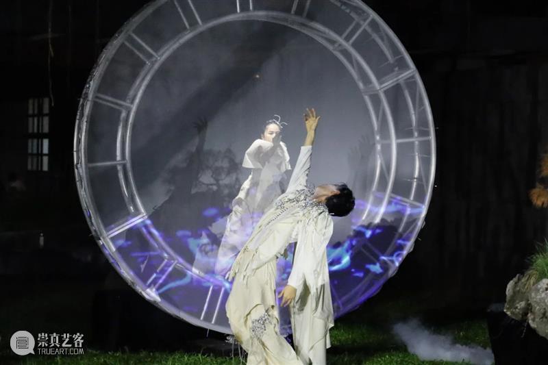 聚焦丨广州美术学院毕业季开幕式打造高质量跨媒体光影时装秀 崇真艺客