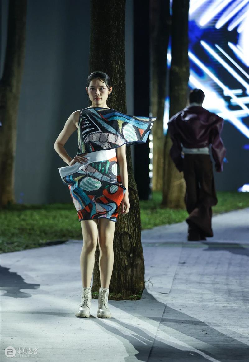 聚焦丨广州美术学院毕业季开幕式打造高质量跨媒体光影时装秀 崇真艺客