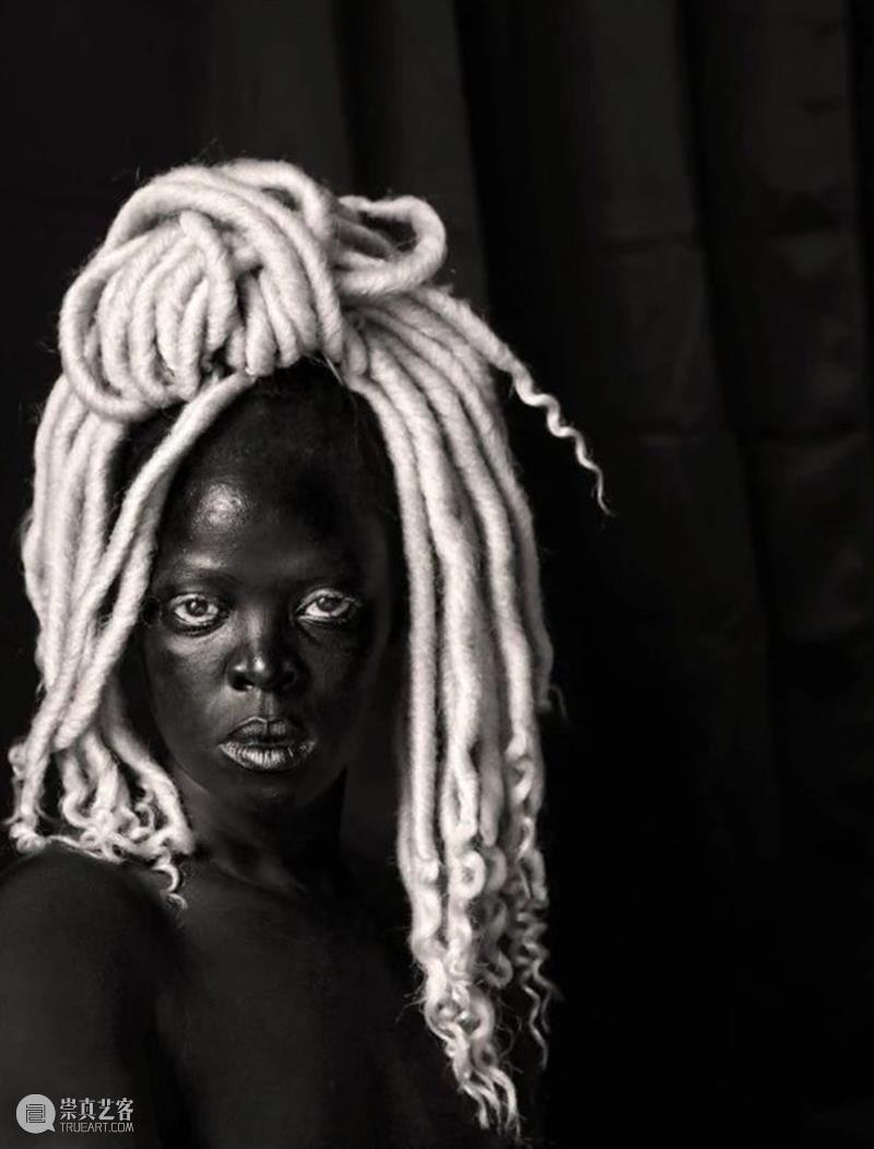 藝術門的七月艺术家|Zanele Muholi 崇真艺客