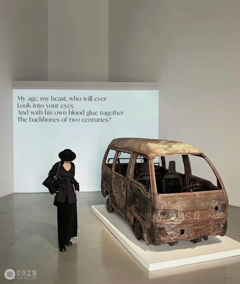 HOW你和我,保持凝视| 手把手教你如何在展厅里拍出高级感大片! 崇真艺客