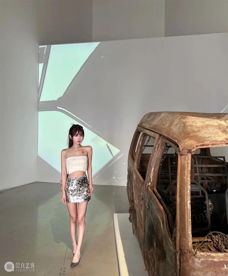 HOW你和我,保持凝视| 手把手教你如何在展厅里拍出高级感大片! 崇真艺客