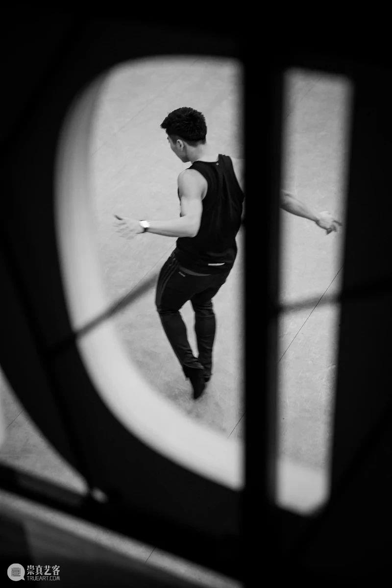 20岁进NDT，30多岁进巴切瓦，这位舞者凭什么进入世界级舞团？ 崇真艺客