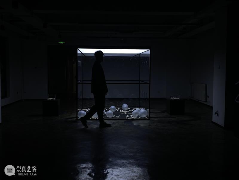 艺术家耿朋用3件互动装置作品，探讨个体与现代技术世界的关系 崇真艺客