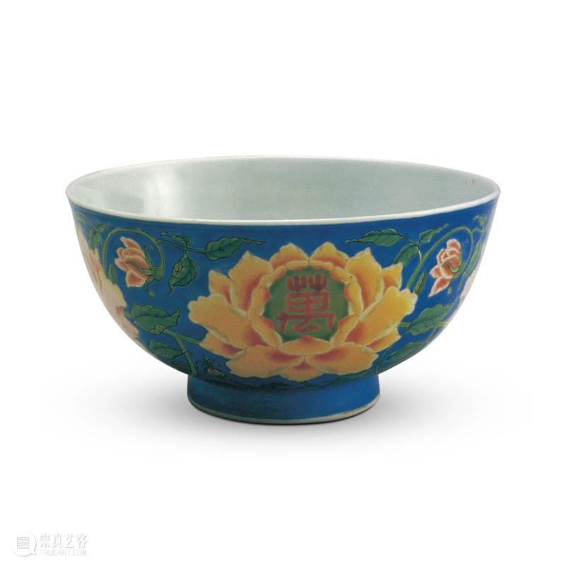 珐琅异彩绽夔龙：清乾隆蓝地珐琅彩夔龙纹碗 | 香港秋拍 崇真艺客