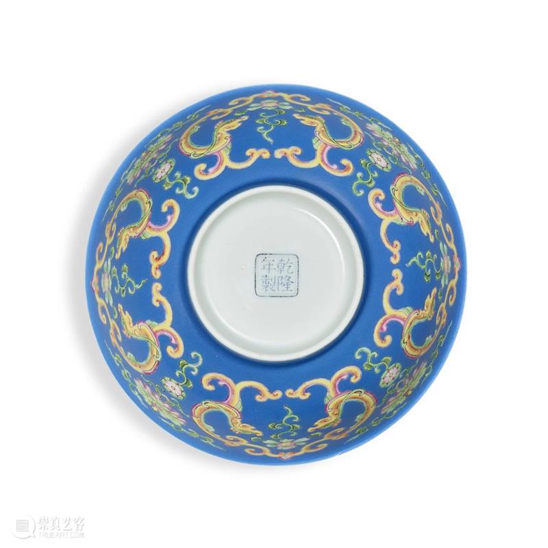 珐琅异彩绽夔龙：清乾隆蓝地珐琅彩夔龙纹碗 | 香港秋拍 崇真艺客