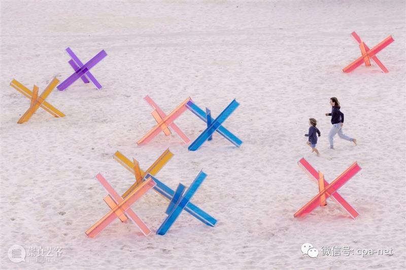 100件艺术品排列在海滩上——“海边雕塑” 崇真艺客