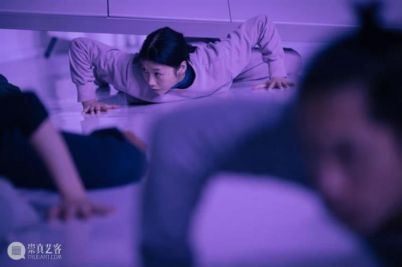 让观众落泪又微笑,她是曹诚渊口中的「矛盾统一体」 崇真艺客
