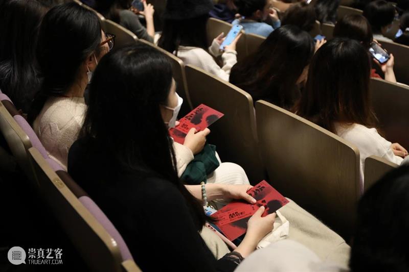 “谁懂啊！眼角还挂着泪水，嘴角开始疯狂上扬。” 崇真艺客