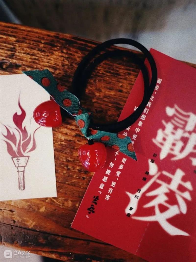 “谁懂啊！眼角还挂着泪水，嘴角开始疯狂上扬。” 崇真艺客