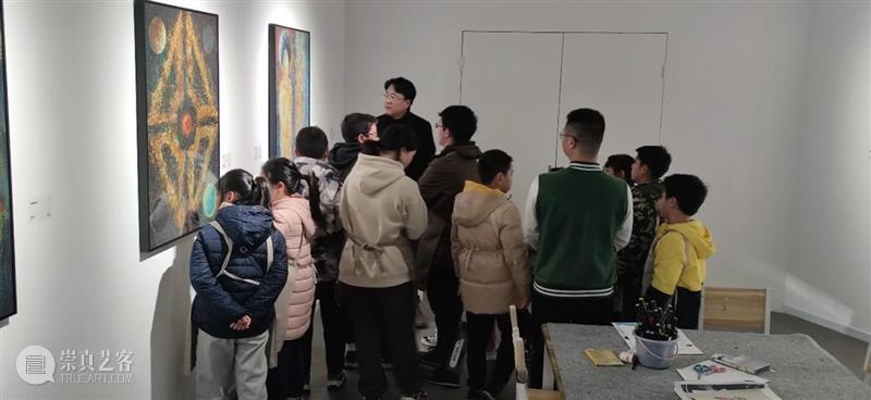 美博美术馆 | 现场 · 艺术家战兴隆为艺术小学员导览并指导绘画创作 崇真艺客