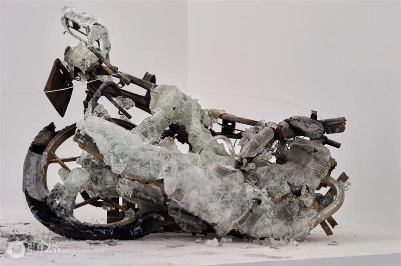 梁绍基:万变之器,不变之道 BAZAAR ART 梁绍基 公众 时尚芭莎艺术http: biz MjM1NDQ5NjE0MQ==时间 古今 城市 经历 历史 往事 崇真艺客