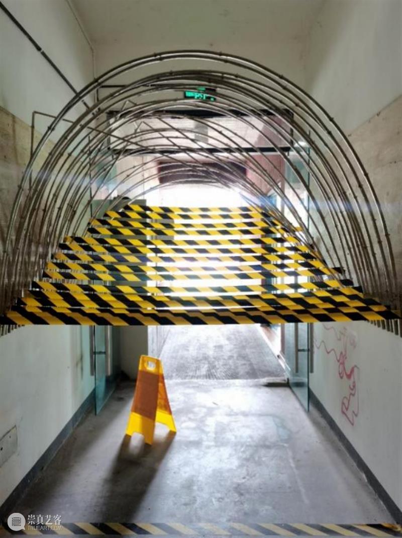 CYE × 党蕊 ：一路向西 视频资讯 Mingyuan Museum 一路向西 CYE 话题 身体 环境 戈壁 之间 瞬间 水泥 时间 崇真艺客
