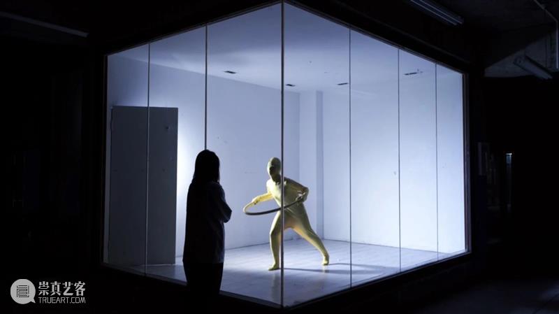 CYE × 党蕊 ：一路向西 视频资讯 Mingyuan Museum 一路向西 CYE 话题 身体 环境 戈壁 之间 瞬间 水泥 时间 崇真艺客