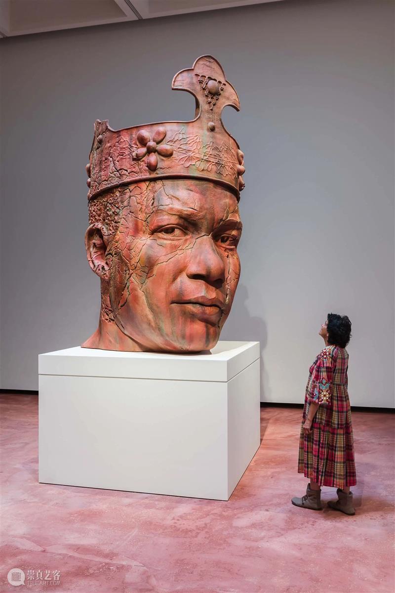 贝浩登艺术家|塔瓦雷斯·斯特罗恩回顾展 “光在此处” 于伦敦海沃德美术馆展出 崇真艺客