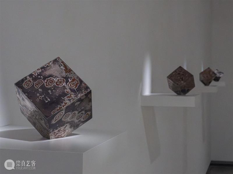 白石画廊北京｜开幕现场：坪田昌之、金理有、斑万字三人展《隐形维度》 崇真艺客