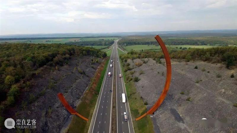 Bernar Venet《聚合》亮相巴黎奥林匹克中心 崇真艺客