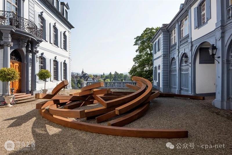 Bernar Venet《聚合》亮相巴黎奥林匹克中心 崇真艺客