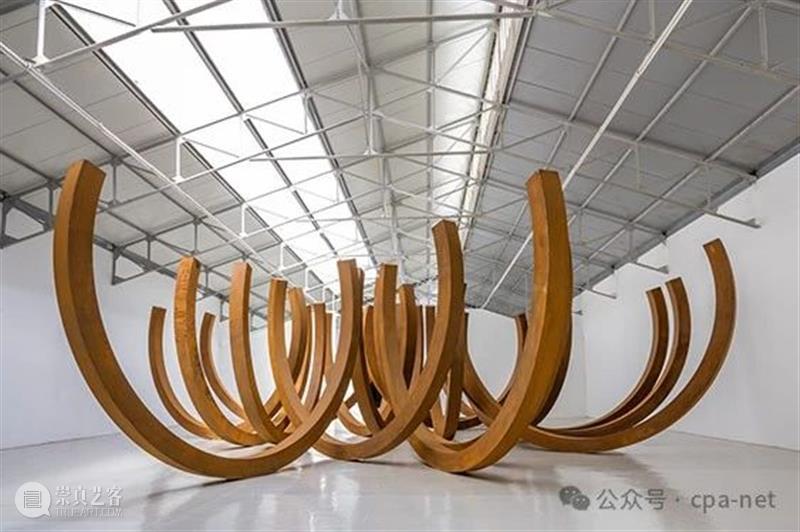 Bernar Venet《聚合》亮相巴黎奥林匹克中心 崇真艺客