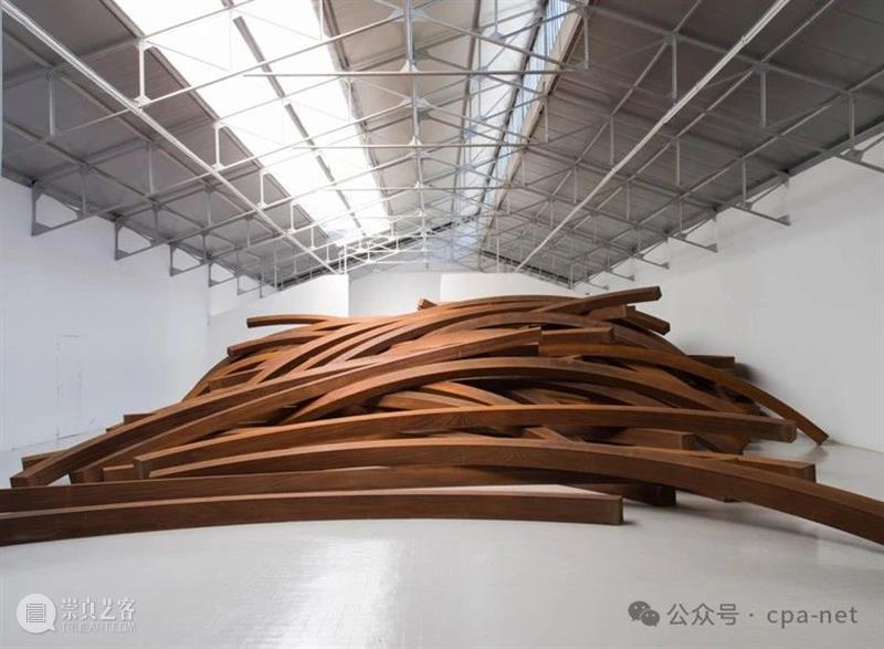 Bernar Venet《聚合》亮相巴黎奥林匹克中心 崇真艺客