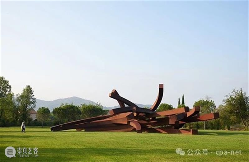 Bernar Venet《聚合》亮相巴黎奥林匹克中心 崇真艺客