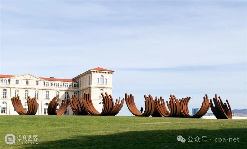 Bernar Venet《聚合》亮相巴黎奥林匹克中心 崇真艺客
