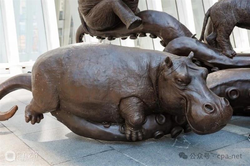 巨型章鱼雕塑承载着濒危动物 崇真艺客