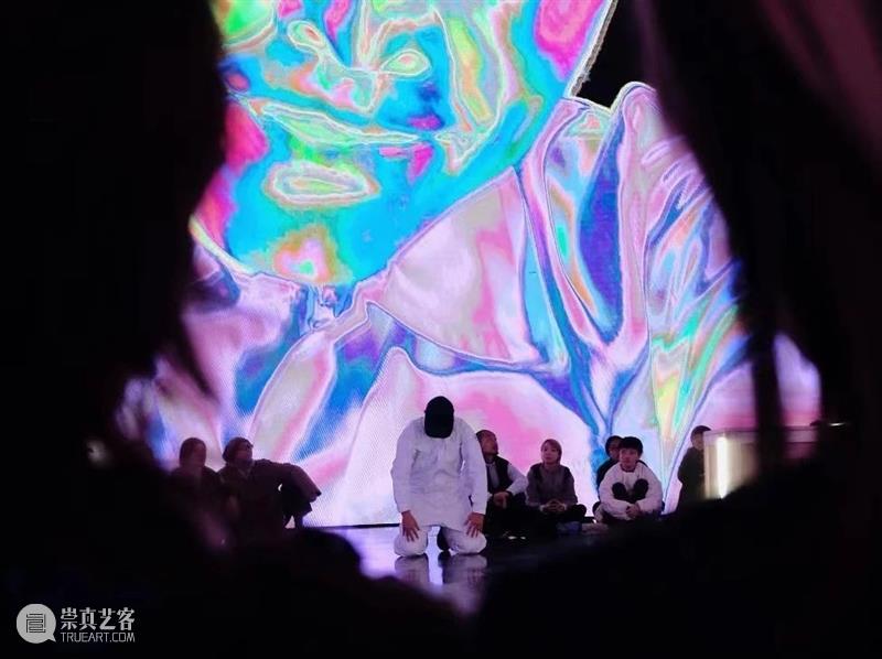 邀你走进上海1196块屏幕构建的数字洞穴，参与一场先锋跨媒体实验表演 崇真艺客