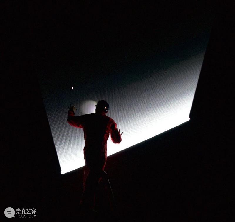 邀你走进上海1196块屏幕构建的数字洞穴，参与一场先锋跨媒体实验表演 崇真艺客