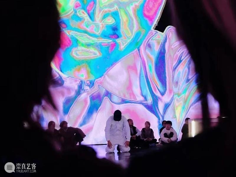 邀你走进上海1196块屏幕构建的数字洞穴，参与一场先锋跨媒体实验表演 崇真艺客