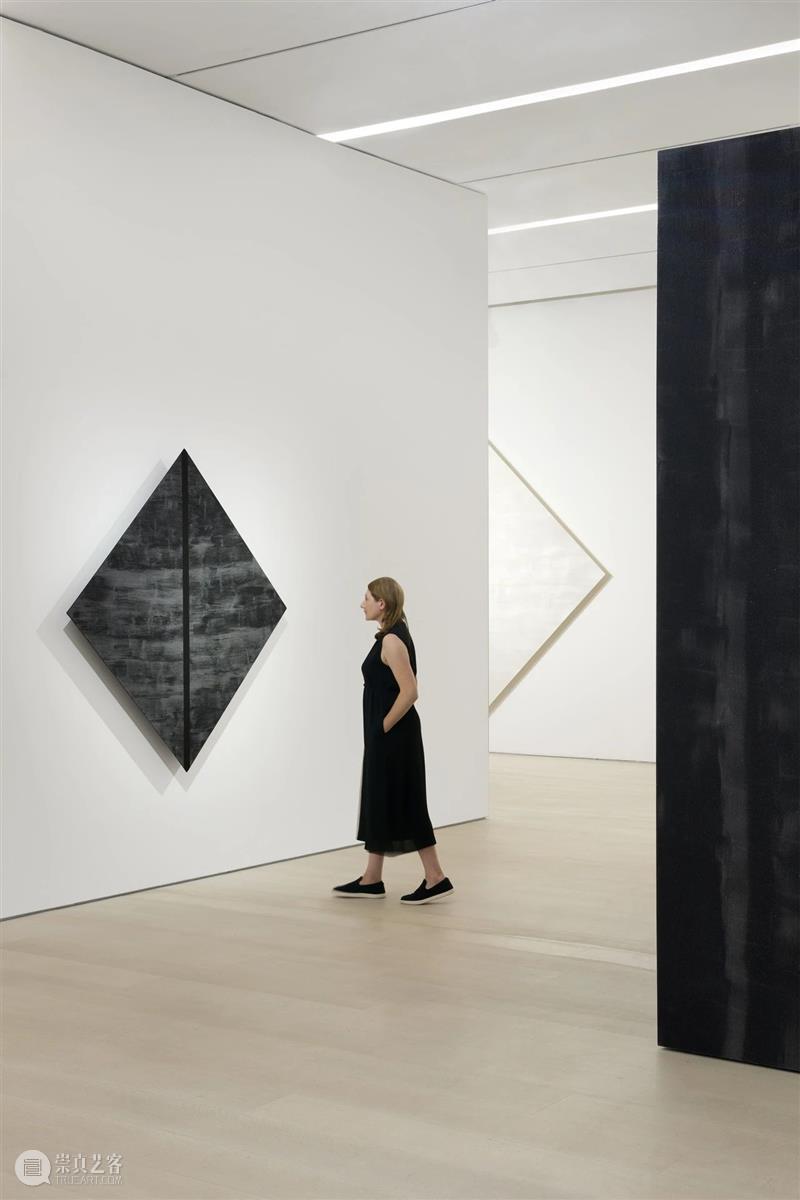 现场|玛丽·阔思 Mary Corse 新作展「存在光中」|佩斯纽约 崇真艺客