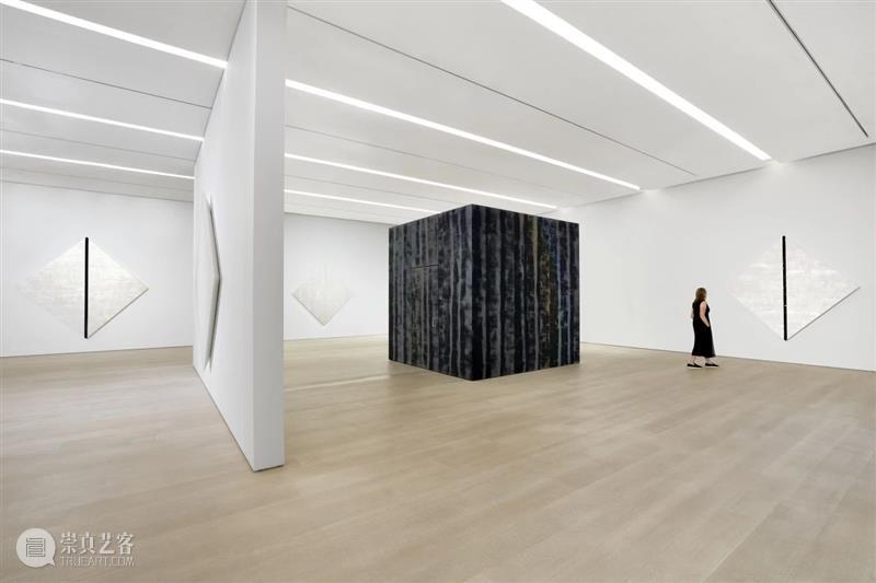 现场|玛丽·阔思 Mary Corse 新作展「存在光中」|佩斯纽约 崇真艺客