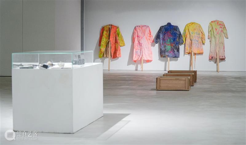 开幕聚焦｜地点之上——海上大步行走的人 视频资讯 Mingyuan Museum 地点 之上 海上 明雅集 诗意 艺术 形式 帷幕 宾客 一堂 崇真艺客