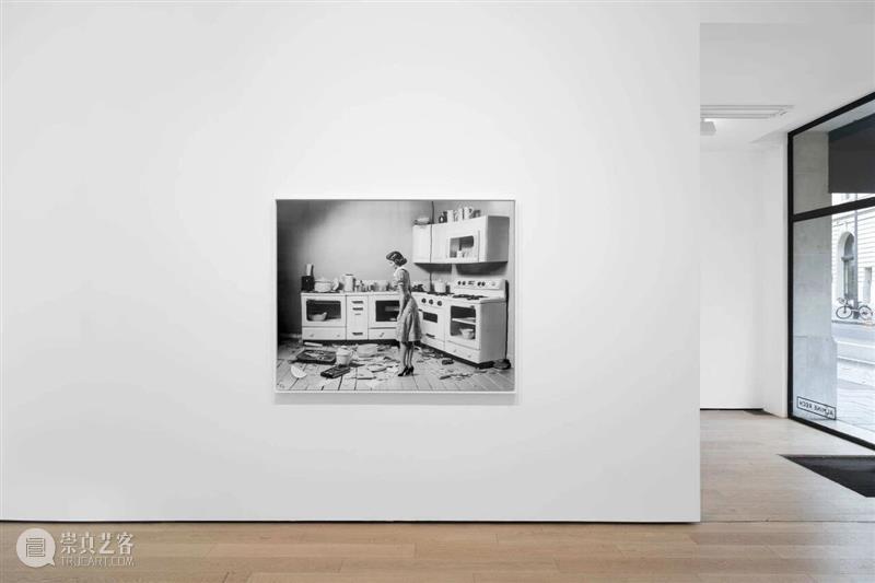 展览现场｜洛瑞·席蒙丝（Laurie Simmons）「黑与白」@ 阿尔敏·莱希 - 巴黎｜马蒂尼翁 崇真艺客