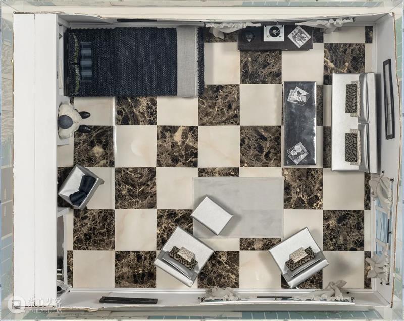 展览现场｜洛瑞·席蒙丝（Laurie Simmons）「黑与白」@ 阿尔敏·莱希 - 巴黎｜马蒂尼翁 崇真艺客