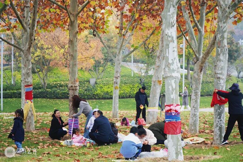 “爱的抱抱”第二期温暖开幕！这个冬天，继续为大树织一件彩色毛衣吧！ 崇真艺客