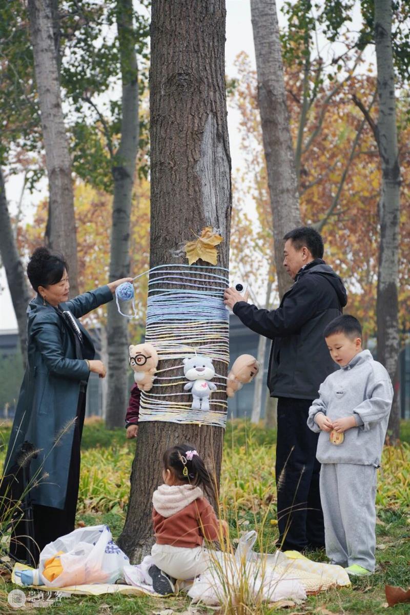 “爱的抱抱”第二期温暖开幕！这个冬天，继续为大树织一件彩色毛衣吧！ 崇真艺客