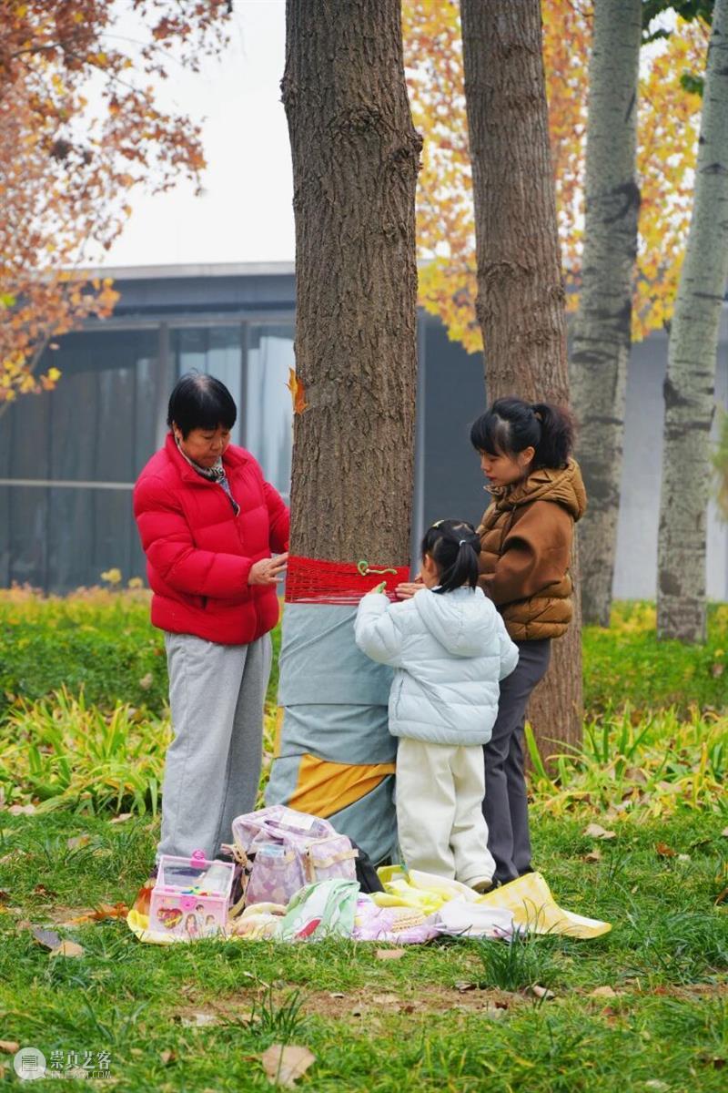 “爱的抱抱”第二期温暖开幕！这个冬天，继续为大树织一件彩色毛衣吧！ 崇真艺客