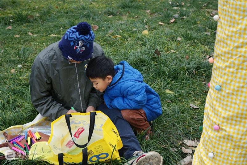 “爱的抱抱”第二期温暖开幕！这个冬天，继续为大树织一件彩色毛衣吧！ 崇真艺客