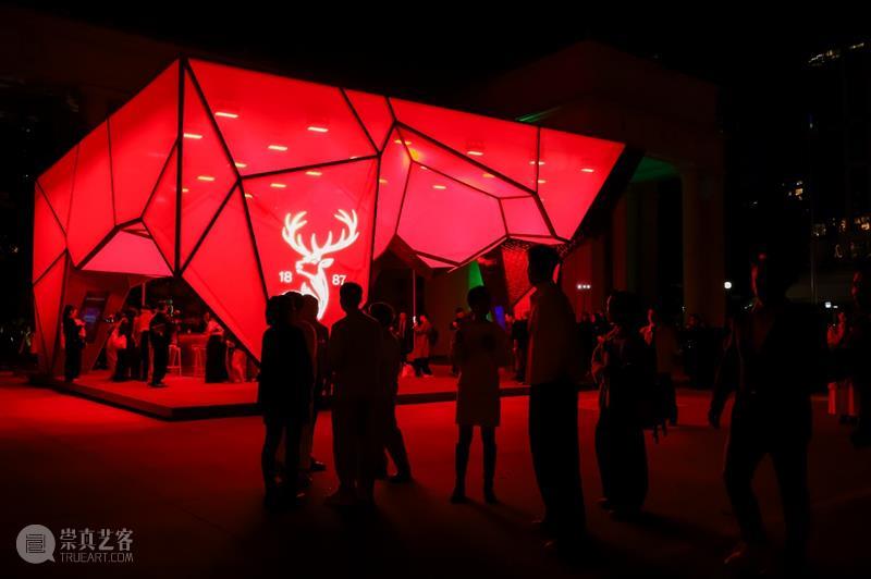 深邃之境：当威士忌遇见艺术的流光 热点聚焦  单一麦芽威士忌品牌格兰菲迪 格兰菲迪XS双雪莉桶系列 崇真艺客