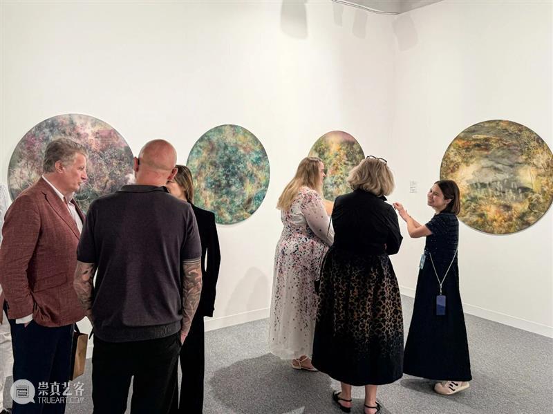 VIP 预展回顾 | 阿布扎比艺术博览会 2025 | 江玉仪与吴笛笛双人展「My Own Oasis」 崇真艺客